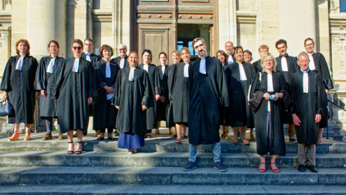 Une dizaine d'avocats présents sur le parvis de la Foire

