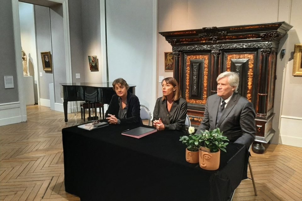 The director of the Louvre museum, Laurence des Cars (left), the director of the museums of Le Mans, Alice Gandin (center) and the mayor, Stéphane Le Foll, gathered for the signing of the convention on Thursday, November 3, 2022.