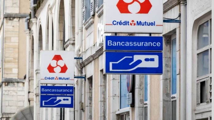 « Dans ma ville, le Crédit Mutuel est en face de mon agence. Je n'ai qu'à lui apporter directement mon portefeuille de clients », s'insurge un agent général d'Allianz France.