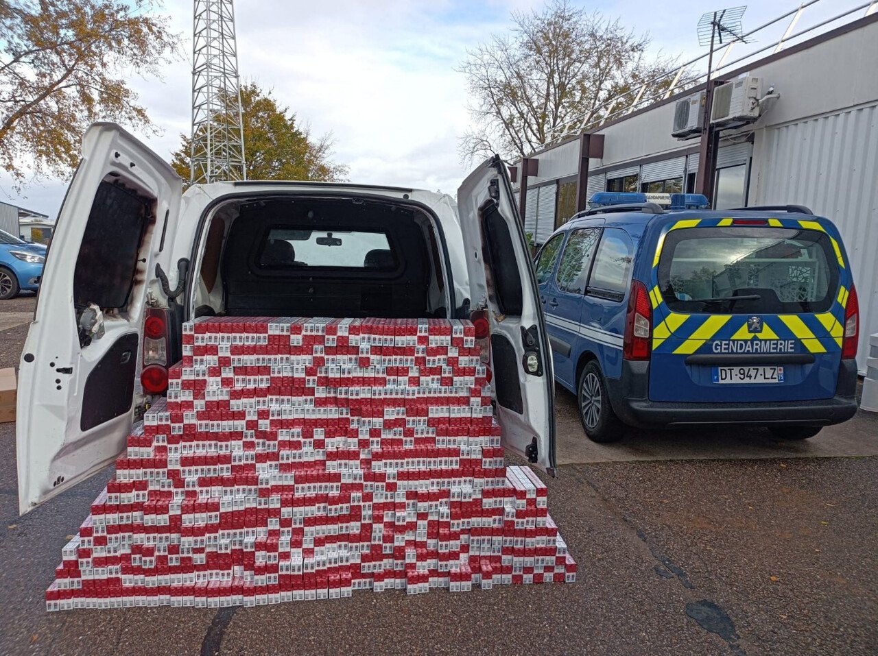 A 21-year-old motorist was arrested in possession of 450 cartons of contraband at the Neuves-Maisons exit in Meurthe-et-Moselle.