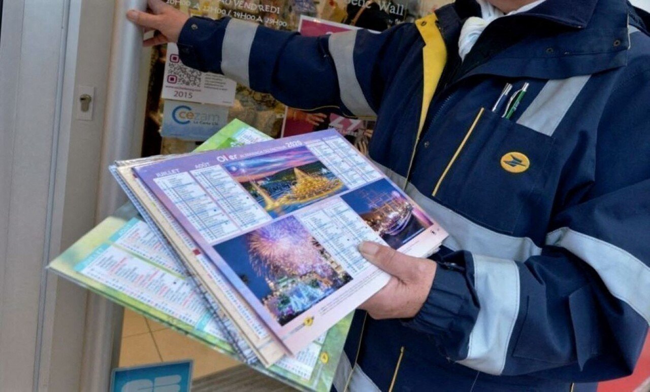 The gendarmes of Haute-Garonne are warning the public against fake sellers of calendars.  Only firefighters, garbage men and postmen are allowed to do so.