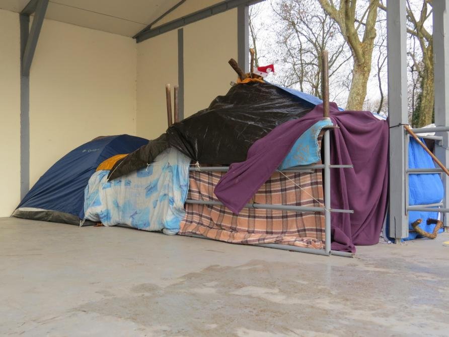 As shelters generally do not accept dogs, a couple are currently living in the Béchère auditorium in temporary tents.