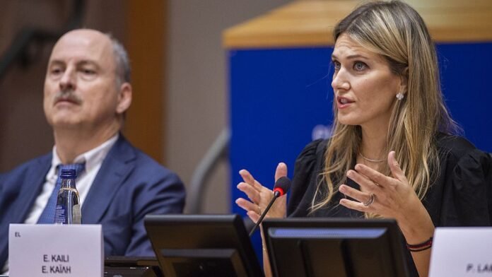 Scandal au Parlement européen: Eva Kaili sent trahie par son compagnon, selon son avocat

