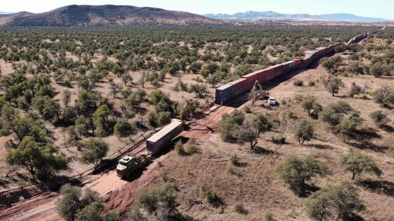 USA: The wall of containers on the border with Mexico is being dismantled