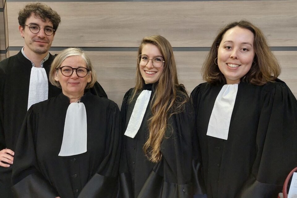 La bâtonnière Evelyne Duchesne (2e à gauche) presented the three new lawyers from the Barreau d'Alençon: Paul Goasdoué, Agathe Gauthier and Alexandra Girard.