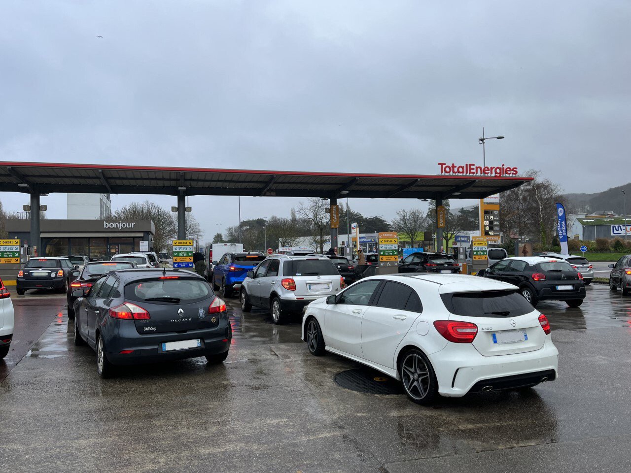 During the afternoon of this Friday, December 30, 2022, a queue formed at the Total Access service station in Tourlaville (Manche).
