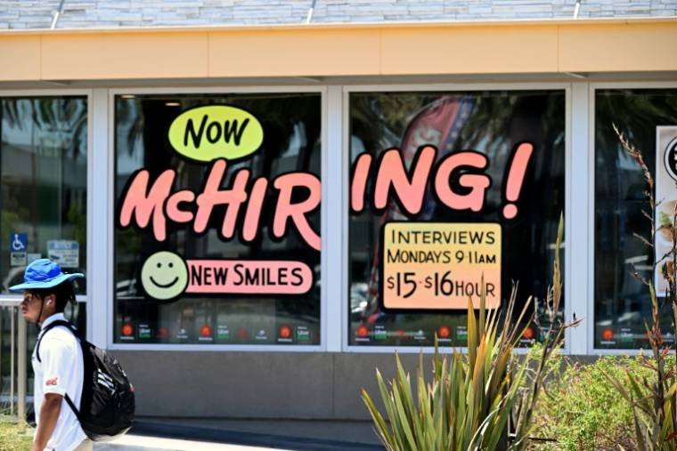 A recruitment advertisement in a restaurant window on July 8, 2022 in Garden Grove, California (AFP/Robyn BECK)