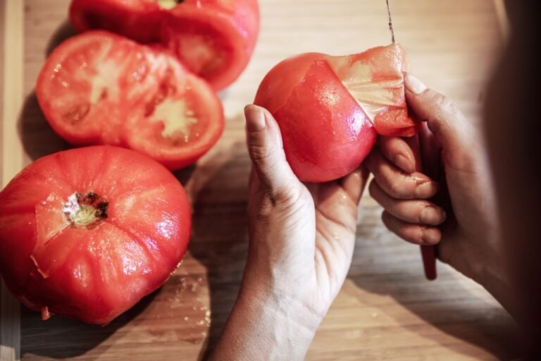 Discover the ultimate technique to peel your tomatoes in an instant