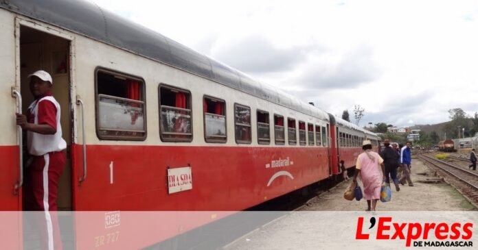 RAIL TRANSPORT - Passenger train ready for Toamasina

