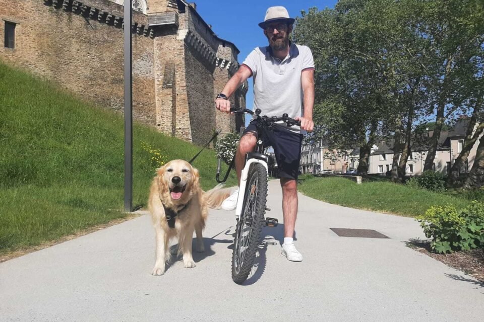 Benjamin Plumejault attaches his dog to his bicycle.