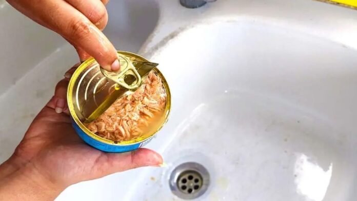 Ne jetez surtout plus jamais l’huile des boîtes de thon dans l’évier, voici pourquoi !