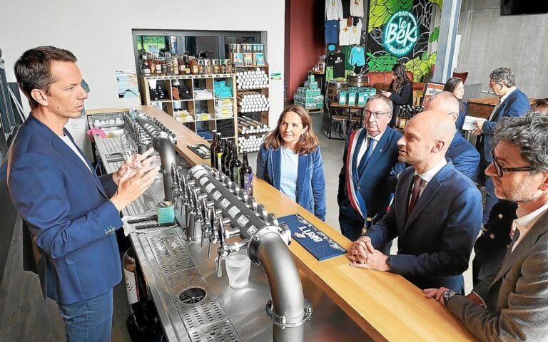 A minister at the Brasserie de Bretagne in Concarneau: 