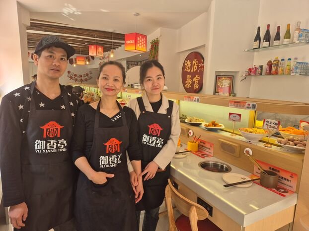 Meiling (right) opened Yu Xiang Ting with her mother Meihong (center) and her uncle Huachun (left).