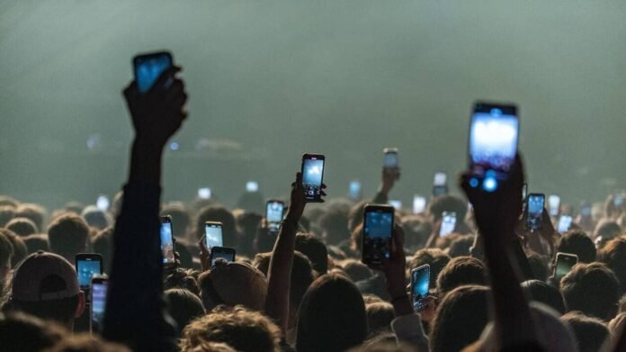  UNITED STATES.  A singer throws himself into the audience and breaks the neck of a 24-year-old spectator

