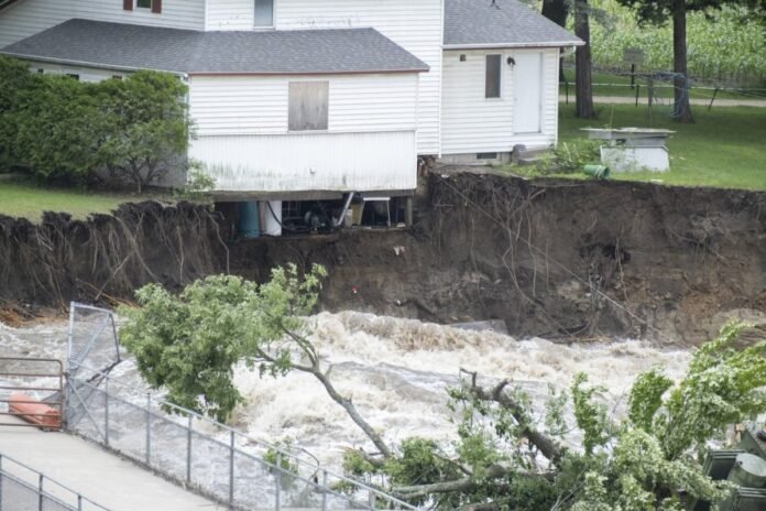 Severe weather ravages the US Midwest

