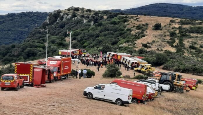 Les pompiers et leurs véhicules au sommet du pic de Vissou près de Clermont-l