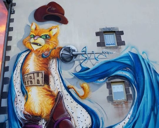 Monumental cats adorn the walls of this town in Puy-de-Dôme, and it's not over yet!

