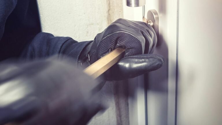 Our advice to avoid break-ins during the summer holidays

