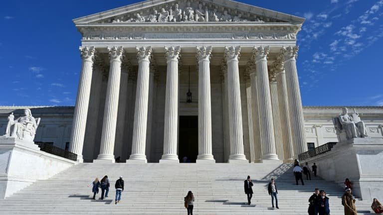Supreme Court suspends execution of man convicted of murder in Texas

