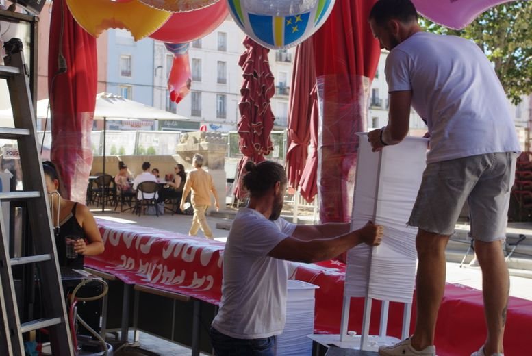 From Thursday morning, the companies received the deliveries and prepared the harbor bars for Saint-Louis Day.