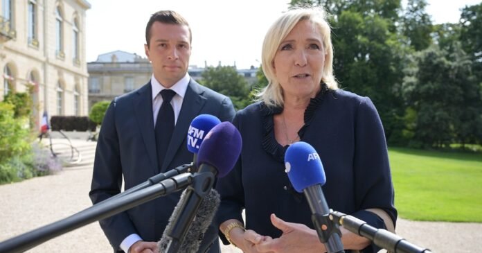 Marine Le Pen et Jordan Bardella, du Rassemblement national, font une déclaration à la presse après une rencontre avec le président Emmanuel Macron à l'Elysée, le 26 août 2024 à Paris