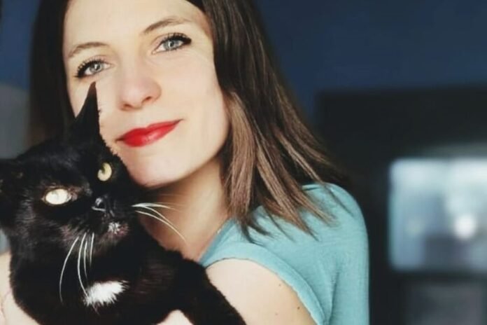 Sarah finds her cat after twelve years of separation, 