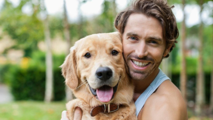 Un homme prend une photo avec son chien