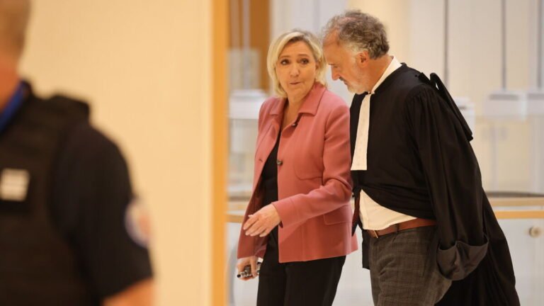 Trial of RN parliamentary assistants: lawyers for the party and Marine Le Pen ask for postponement

