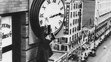 Even hanging on the hands of the clock (like the actor Harold Lloyd in the film "Security Last"), impossible to stop time or influence it! (ARCHIVES OF AMERICA / MOVIEPIX / GETTY IMAGES)