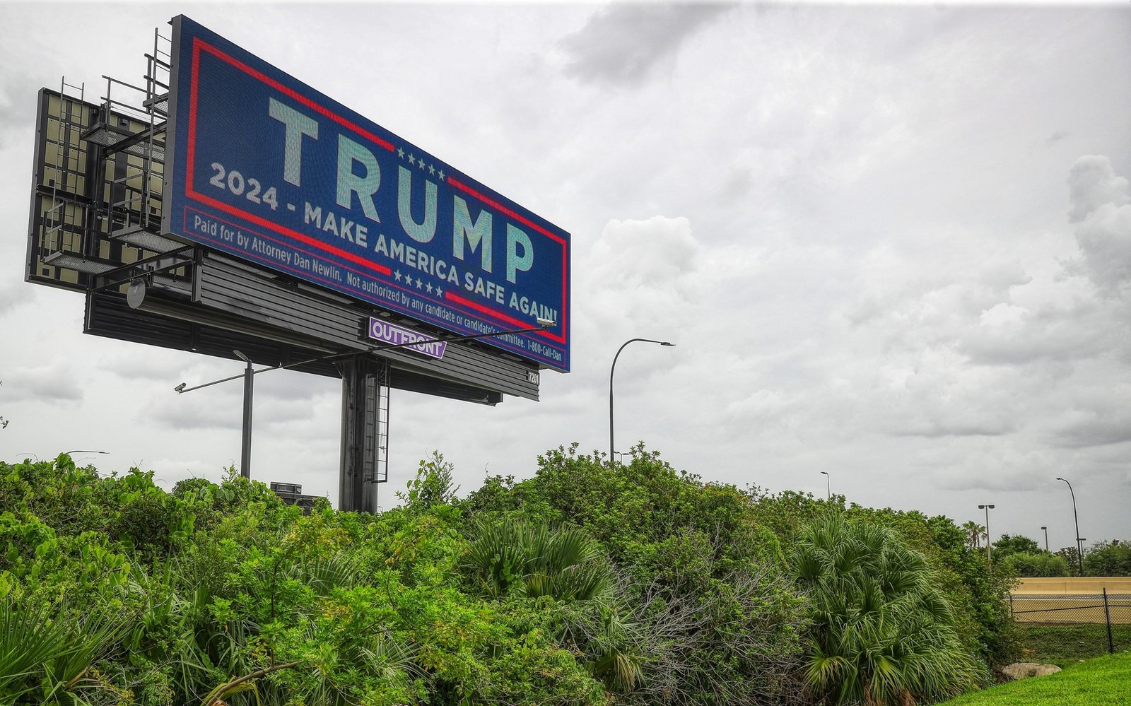 PHOTO: US-NEWS-FLA-TRUMP-BILLBOARDS-US